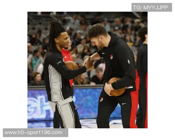 康大冠军队友重聚场边卡斯尔与克林根欢快嬉戏共度美好时光 康大冠军队友重聚场边卡斯尔与克林根欢快嬉戏共度美好时光